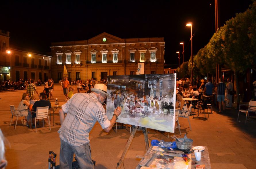 Los 60 artistas, durante su trabajo nocturno recibieron la visita de la alcaldesa de la localidad, Rosa Melchor