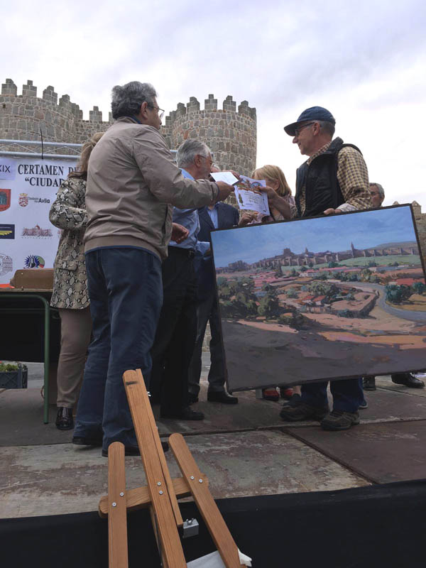 Entrega del premio, por la obra N-115, a Gabriel Covarrubias