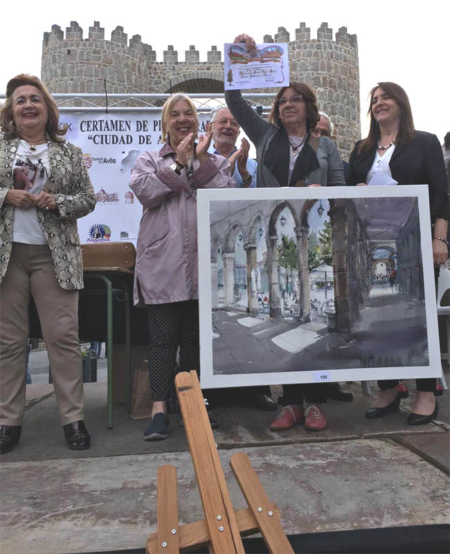 Entrega del premio, por la obra N-105, a Piedad Santamaría Pascual