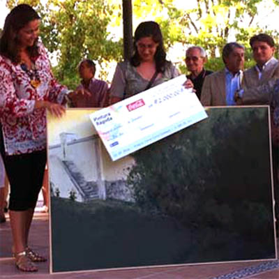 Entrega el 4º Premio la sra. concejala del Distrito Fuencarral-El Pardo Elena González a Beatriz Aymat Bernal