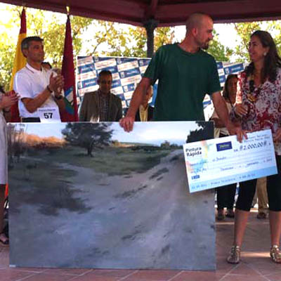 La concejala del Distrito Fuencarral-El Pardo Elena González a Alberto Martín Giraldo del 6º Premio Telefónica