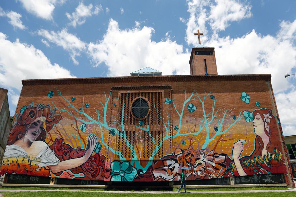 Fachadas completas, como esta iglesia, son espacios para el lucimiento de los grafiteros