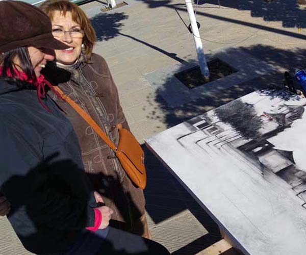 Mª Carmen Picón, Concejala de Cultura del Ayuntamiento, con Cristina Díaz y su obra = Plaza del Ventorrillo =