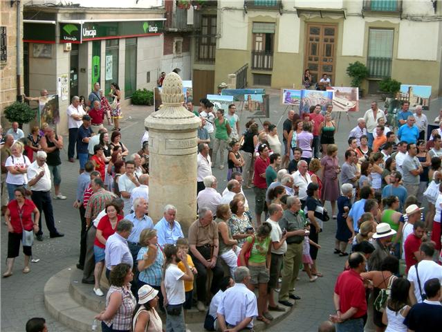 La bonita Plaza de la Iglesia de Chiclana de Segura marco de la exposición