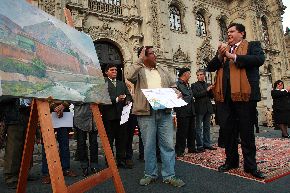 El jefe del Estado de Perú, Alan García, entrega el 1º premio a Eusebio Leandro Guerra