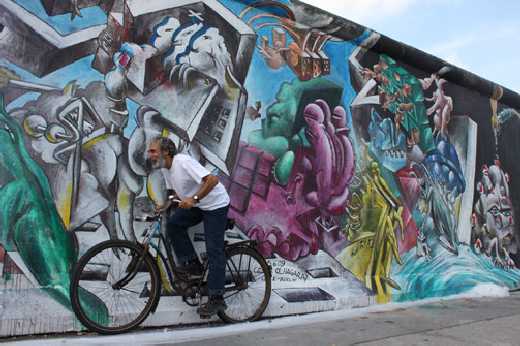 Cesar Olhagaray con su mural en la 