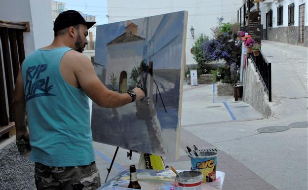 Cristóbal León García en plena elaboración de su obra