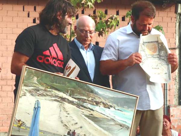 Entrega el primer premio el presidente de la Fundación Pondal, don Xosé María Varela Martíneza 