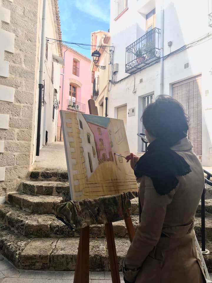 Una artista en plena realización de su obra....