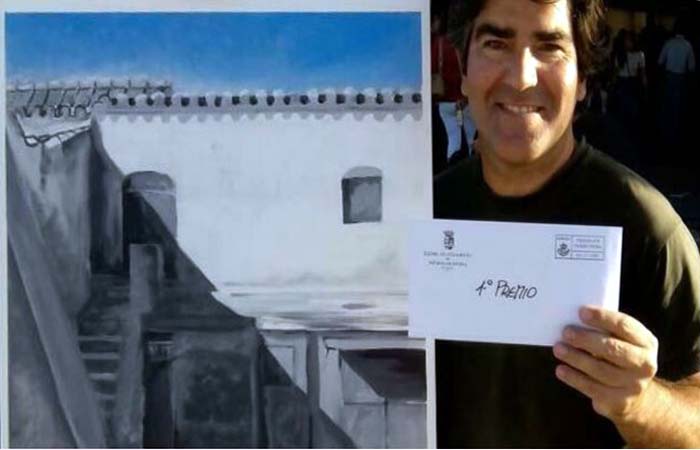 Fernando Lores junto a la obra con la que ganó el primer premio del concurso de pintura al aire libre en Paterna.de Rivera