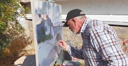 Miguel Sampedro Díaz en plena realización de su obra premiada.