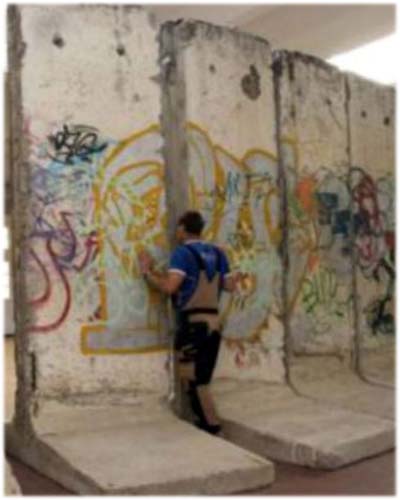 Pulsa para ampliar Foto que muestra la altura de lienzos del muro, lienzos semejantes a los subastados