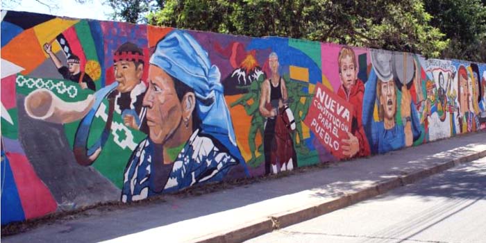 Pulsa para ampliar Mural en San Fernando (capital de la provincia de Colchagua) tiene 50 metros de largo realizado por más de una veintena de artistas