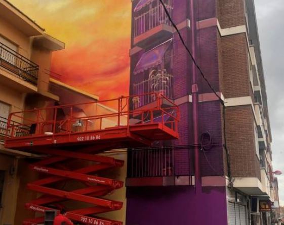 Paredes de un bloque en el que se simula la continuidad del edificio con balcones y ventanas 