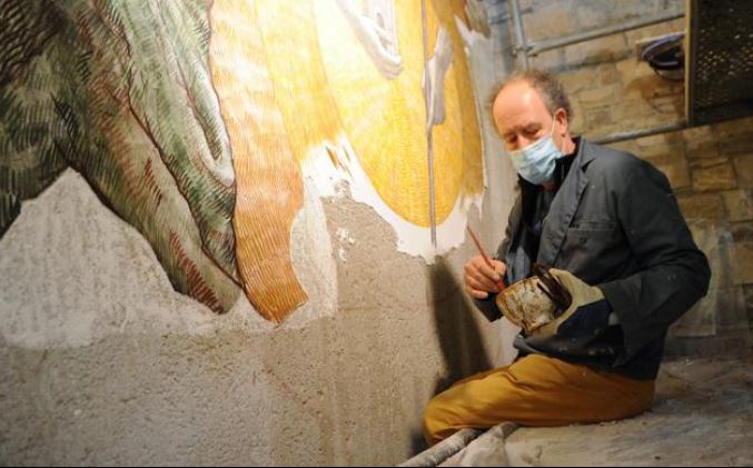 Josep Minguell  pintando en la ermita de Sant Eloi en Tàrrega del siglo XIII 