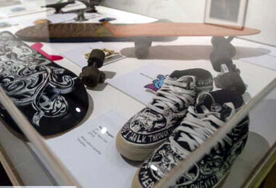Tablas de skate o monopatines y  zapatillas de la historia del arte urbano