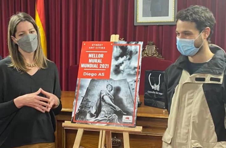 Pulsa para ampliar La alcaldesa de Lugo, Lara Méndez, felicita a Diego As por el mural de Julio César como el mejor del mundo 2021