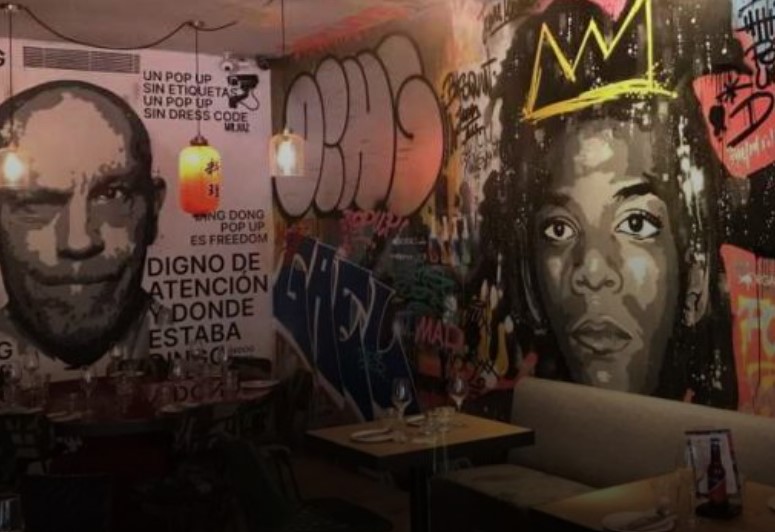 El resto de las paredes del local son murales sobre personajes como Juan Malkovich