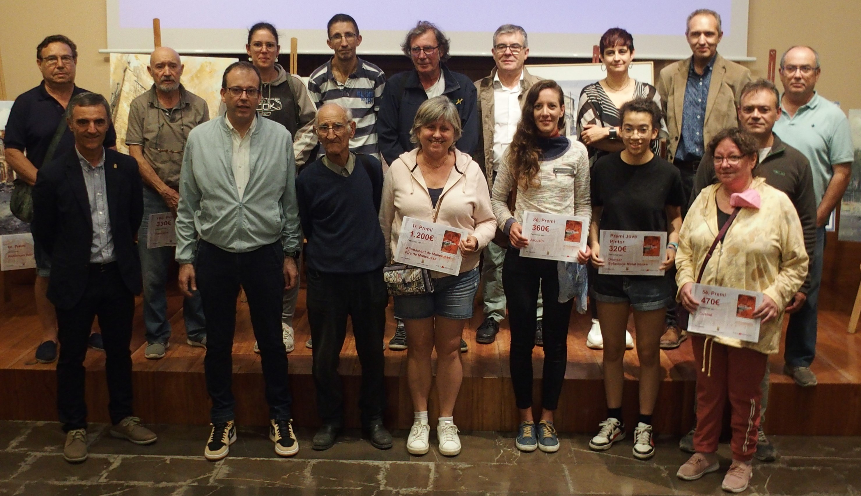 Los pintores premiados con las autoridades y los miembros del Jurado