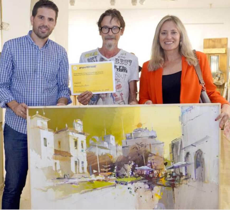 De izquierda a derecha: Javier Campillo, concejal de Fiestas de Santomera, Alberto Márquez 2º PREMIO y María Luisa Torregrosa, del Grupo Hefame.