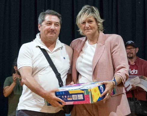 Pulsa para ampliar Entrega el 1º premio la alcaldesa de Camargo en funciones, Esther Bolado