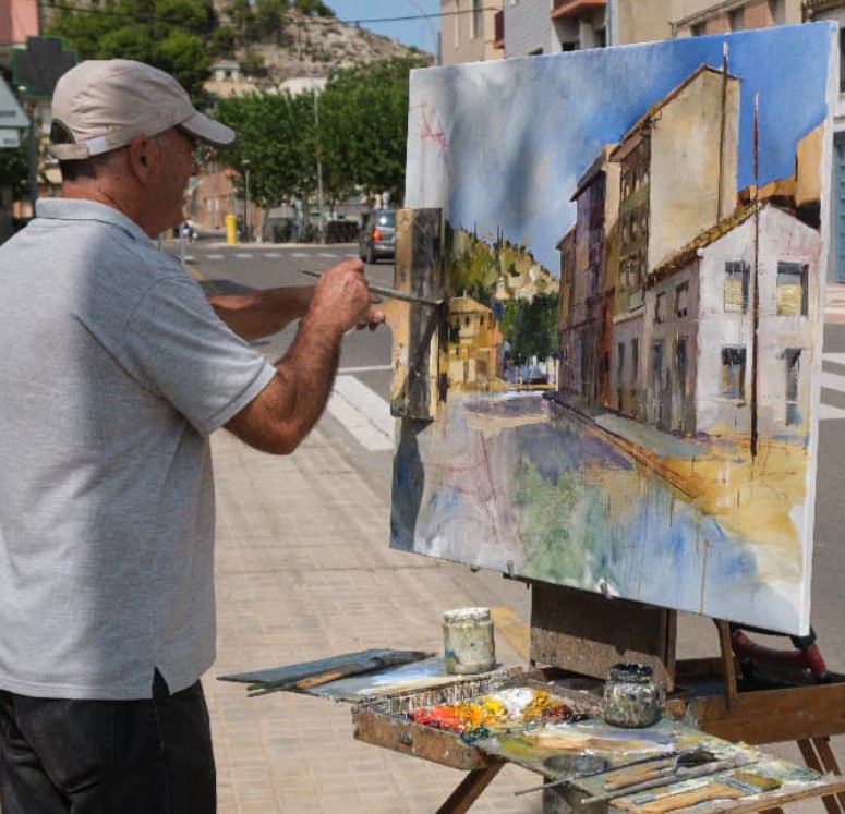 Julio García Iglesias en plena realización de su obra galardonada