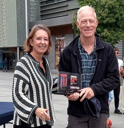 Pulsa para ampliar Cayetana Hernández de la Riva entrega el 2º premio a Justin Philip Williams