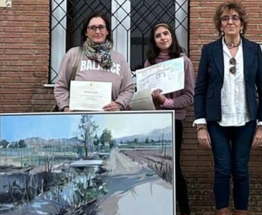 Entrega por la alcaldesa Gloria Gámez del 1º premio a Ana Sánchez Lucas 