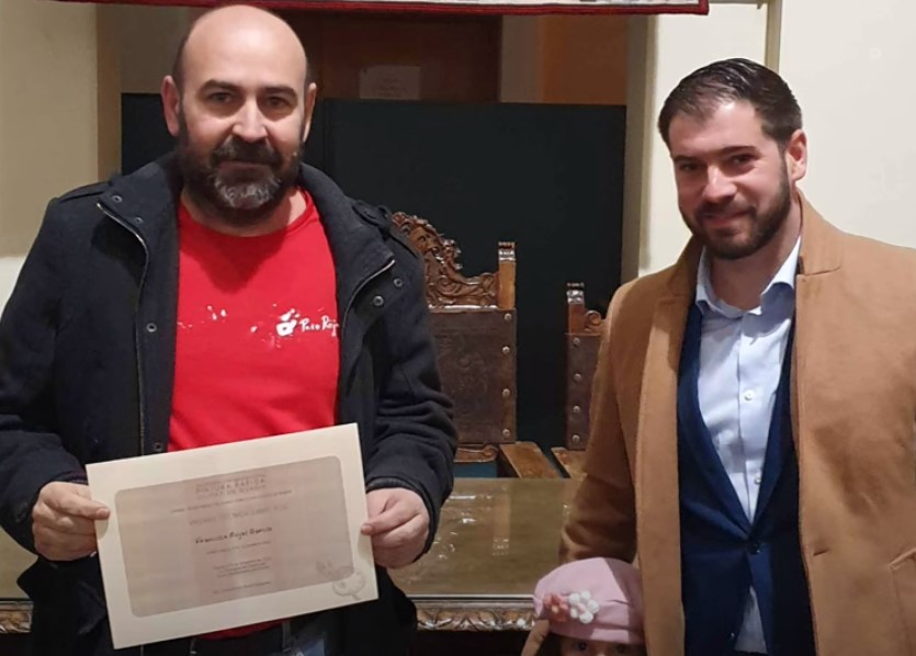 Entrega del 1º premio de 1.000 euros, del Ayuntamiento de Guadix y la Diputación Provincial de Granada a Cristóbal García León