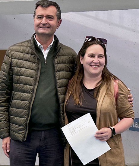 Pulsa para ampliar 2º Premio de SAMCA, Zara García, entregado por el exalcalde, Joaquín Noé