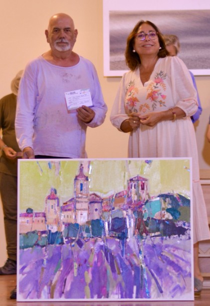 Entrega la directora de la Fundación Silos, Mónica Rodríguez el 2º premio a  José Manuel Aznar Díaz (Villafranca del Panadés) 