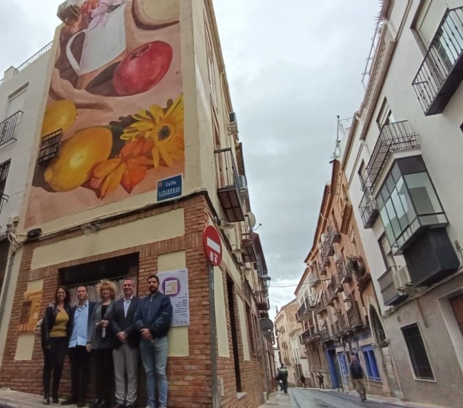 Pulsa para ampliar Primer mural Flores que hablan de Marta Lapeña, naturaleza muerta llena de vida y color, flores y frutos