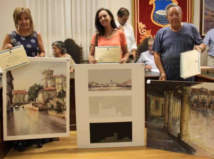 beatriz-diaz-horcajo-con-la-obra-ricardo-macarron-premiada-en-riaza
