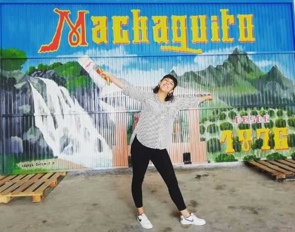 entregan-a-raquel-sanchez-el-premio-del-concurso-de-pintura-mural-de-destilerias-machaquito